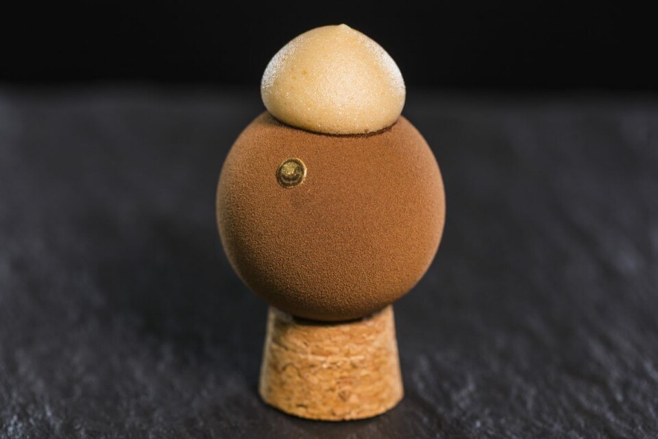Thomas Bastholm fra La Glace vant Krea-prisen med sin kuleformede kake, som balanserte på en korkpropp. Thomas Bastholm fra La Glace vant Krea-prisen med sin kuleformede kake, som balanserte på en korkpropp.