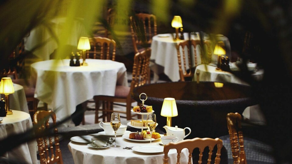 Afternoon Tea i Palmehaven. Rettene serveres i etasje-fat og man kan kjøpe hotellets signatur-te som drikke.
