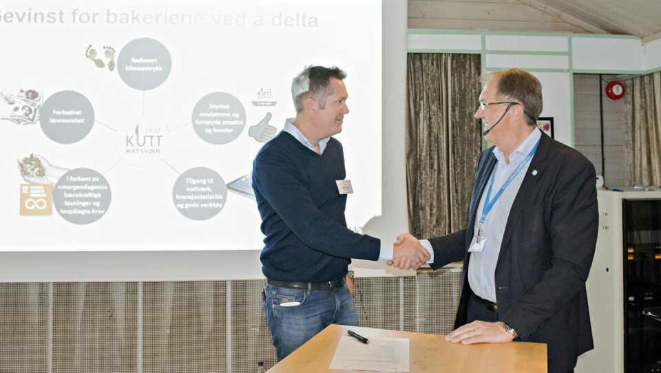 Daglig leder i Åpent Bakeri Produksjon, Hans Thorne, signerte avtale mot matsvinn som et pilotprosjekt under den nylig avholdte fagkonferansen. BKLF-direktør Gunnar Bakke gratulerte med signeringen.