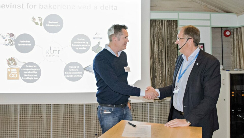 Daglig leder i Åpent Bakeri Produksjon, Hans Thorne, signerte avtale mot matsvinn som et pilotprosjekt under den nylig avholdte fagkonferansen. BKLF-direktør Gunnar Bakke gratulerte med signeringen. Daglig leder i Åpent Bakeri Produksjon, Hans Thorne, signerte avtale mot matsvinn som et pilotprosjekt under den nylig avholdte fagkonferansen. BKLF-direktør Gunnar Bakke gratulerte med signeringen.