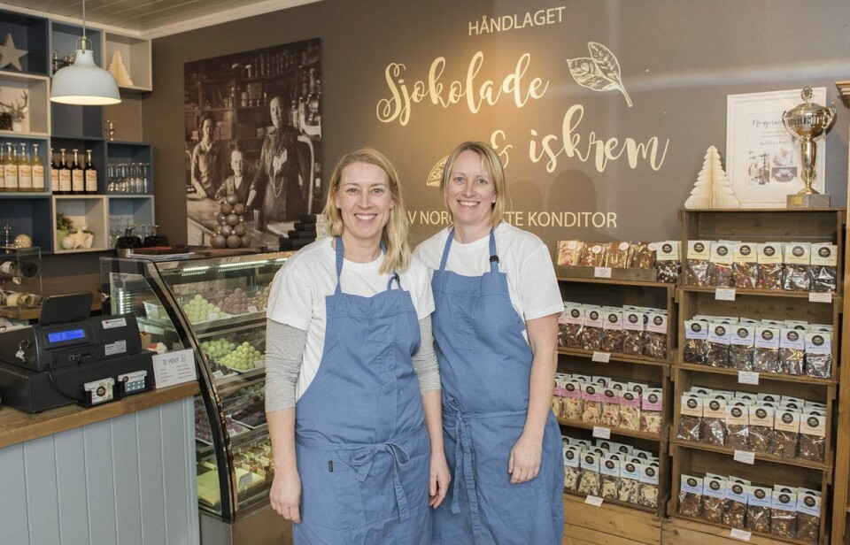 Tonje Holtungen og medeier (og søster) Ingvill Holtungen Simensen i Sjokolade Salongen på Vestfossen ønsker å bruke mer lokale råvarer i sine produkter.