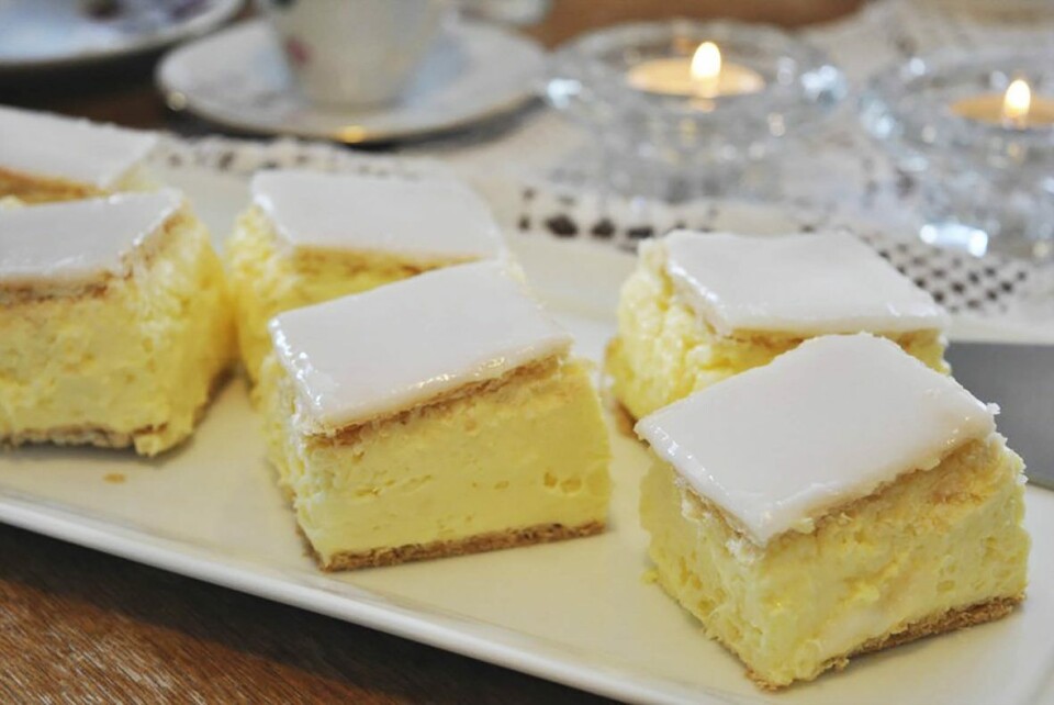 Napoleonskake er en av storselgerne i Gammelbua. Alle bakervarer produseres i bakeriet på Vinstra. Napoleonskake er en av storselgerne i Gammelbua. Alle bakervarer produseres i bakeriet på Vinstra.