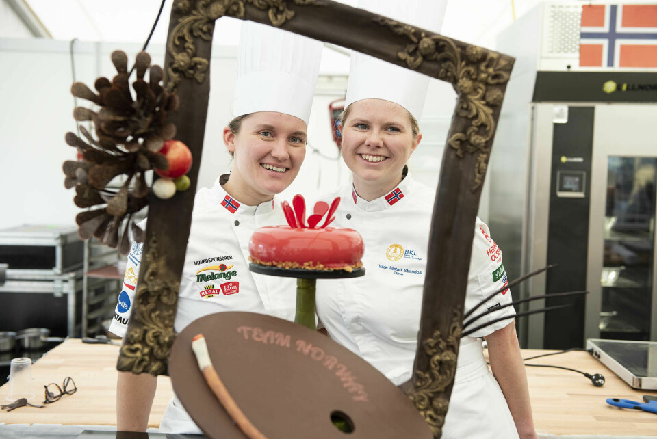 Sunniva og Vilde poserer med sjokolade- showpiecen de laget under Nordisk mesterskap i 2019.