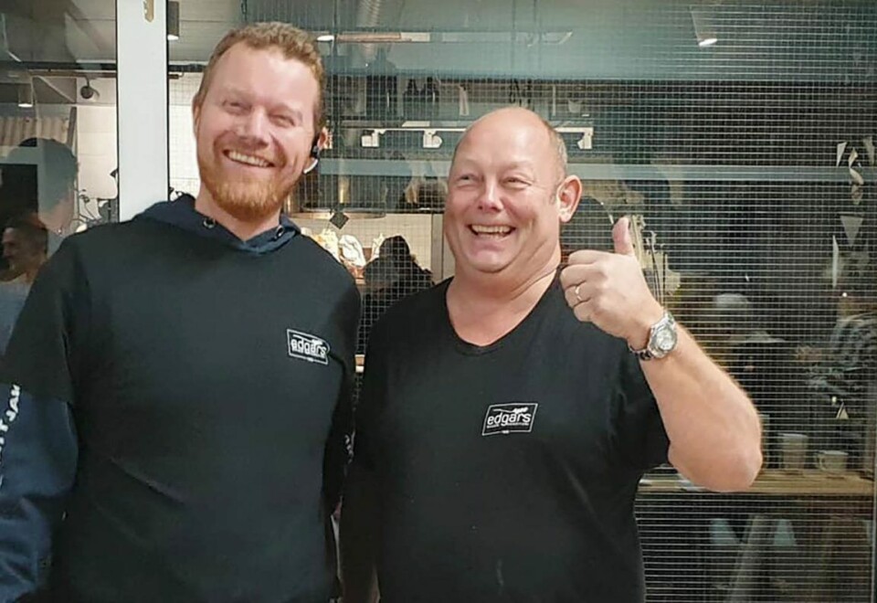 Edgars-gutta Hans Inge Justnes og Rune Vindsetmo, delte ut kake på åpningsdagen.