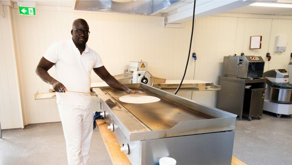 Dame Lo, opprinnelig fra Senegal, driver Bæstes Bakeri i Eidsvåg.