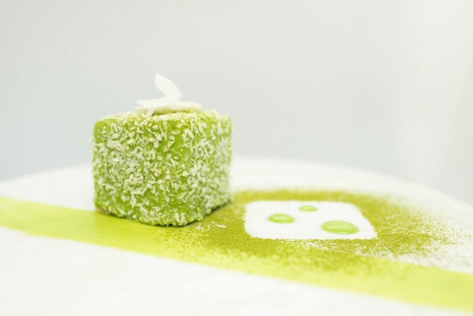 Inspirert av Japan: Geisha er laget av matcha kokosnøttmousse, kremet pære, fersk pære og knasende hvit sjokolade. Inspirert av Japan: Geisha er laget av matcha kokosnøttmousse, kremet pære, fersk pære og knasende hvit sjokolade.