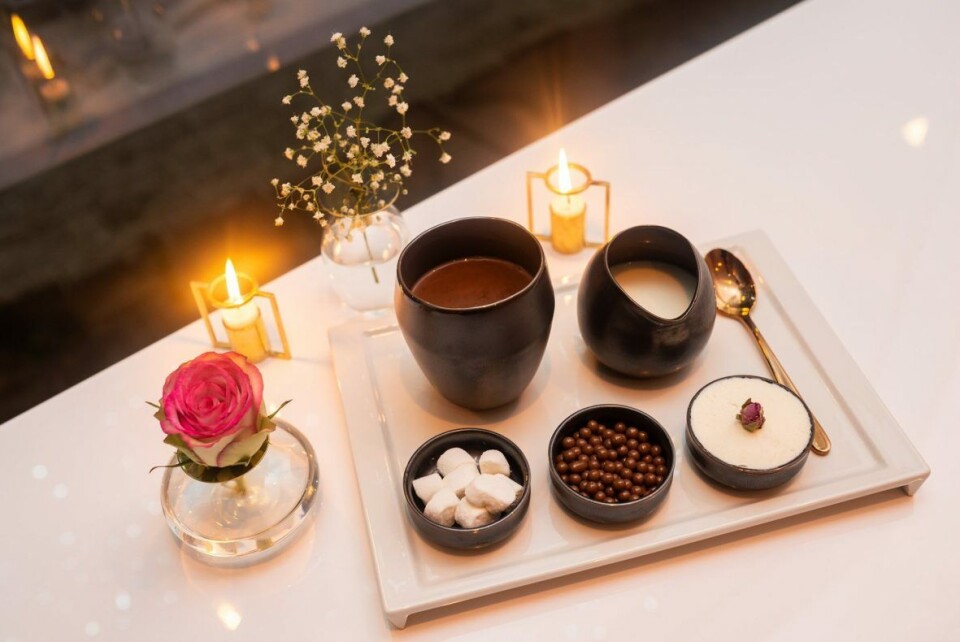 Varm sjokolade: Selfie Hot Chocolate er konditoriets signaturdrink. Den er laget av mørk sjokolade fra Valrhona og serveres med hjemmelaget marshmallows, chantilly og karamellperler. Varm sjokolade: Selfie Hot Chocolate er konditoriets signaturdrink. Den er laget av mørk sjokolade fra Valrhona og serveres med hjemmelaget marshmallows, chantilly og karamellperler.
