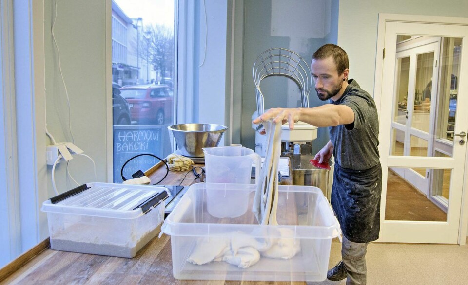 Kundene setter pris på at Fredrik holder bakeriet åpent i en vanskelig periode.