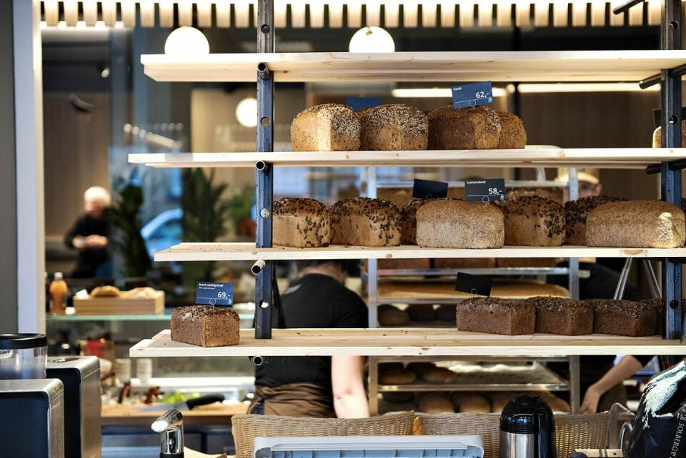 Brødene er lekkert plassert i hyller og kan ses godt fra flere vinkler i lokalene.De fleste produktene er som i resten av Godt Brøds utsalg, men med noen lokale varianter.