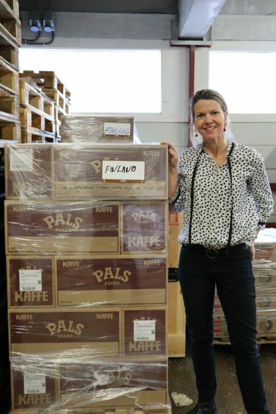 Produktsjef i Pals, Lise Raanaas Haavind ved 400 kilo kaffe som er bedriftens første eksport til Finland.