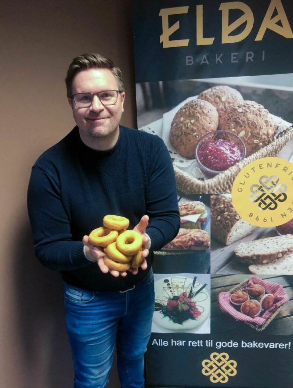 Salg- og markedsansvarlig i Elda Bakeri, Mattias Skoglund gleder seg over glutenfri smultring-bonanza og en produksjon som har passert 20 000 eksemplarer.