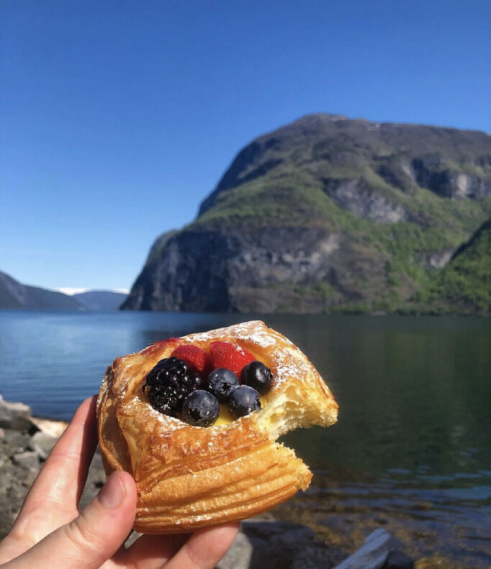 I sosiale medier viser Flåm Bakeri ofte frem produktene sine i den vakre naturen som kjennetegner området.