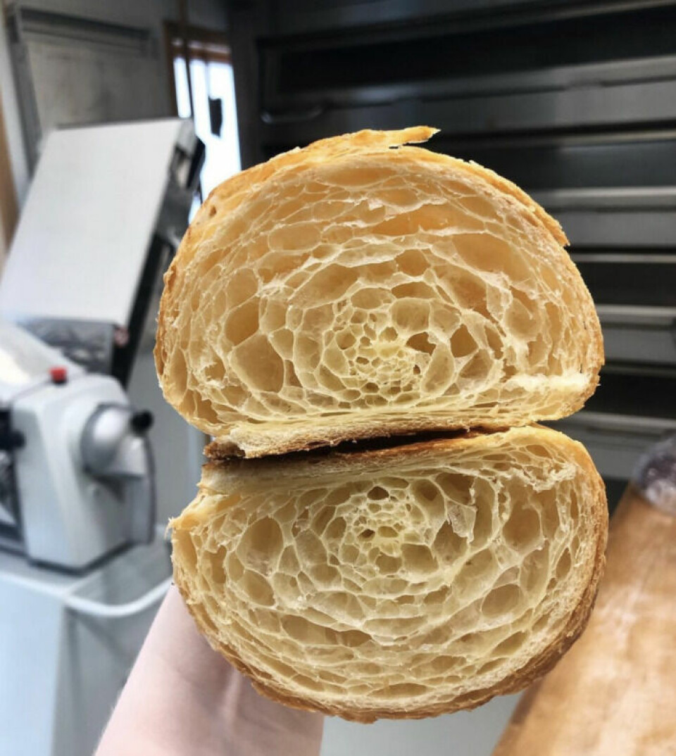 Ekte meierismør, god tid og masse kjærlighet er noen av ingrediensene i Flåm Bakeris populære croissanter.