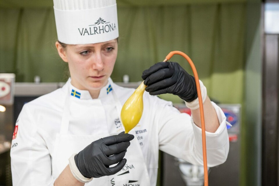 Svenske Magdalena Larsson jobber med sukkershowpiecen.