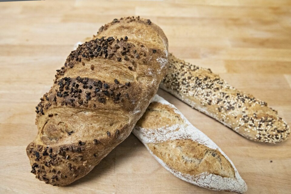 Bakervarer fra Grains; Surdeigsnøtt – brød med ekstra surdeig og valnøtter, landbrødbaguette ogfemkornsbaguette