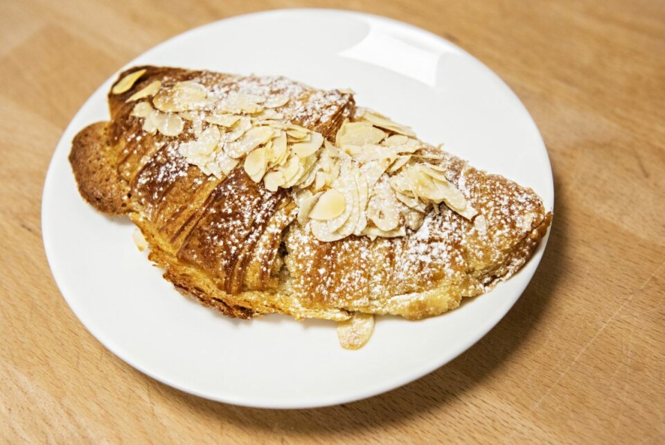 Mandelcroissant er blitt en slager på flere av byens bakerier, også hos Grains.