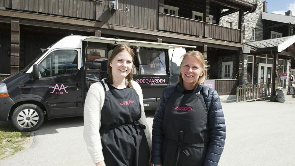 Merete Brendstuen (t.v.) og Anita Randen Sletten har vært på hjul med bakeriets nye foodtruck og fått en kjemperespons.