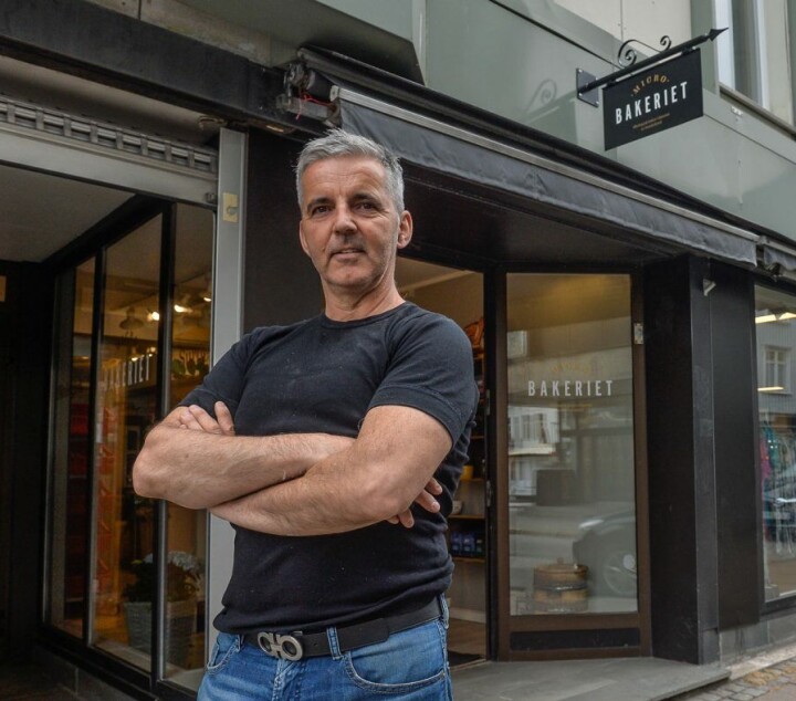 Dag Veiby i Microbakeriet i Sandefjord lokker med egenproduserte håndverksprodukter, men merker tøff konkurranse.