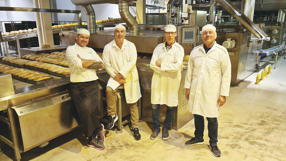 I går var brødproduksjonen i gang hos Lantmãnnen Unibake sitt nye bakeri i Lier. Fra venstre Gunnar Ragnarsson og Thormod Sellevold Ringen – begge bakere og produktutviklere, produksjonssjef i Lier, Jean Yves Schell og Fredrik Gruffman, markedssjef for storhusholdning og ansvarlig for det nye sortimentet.