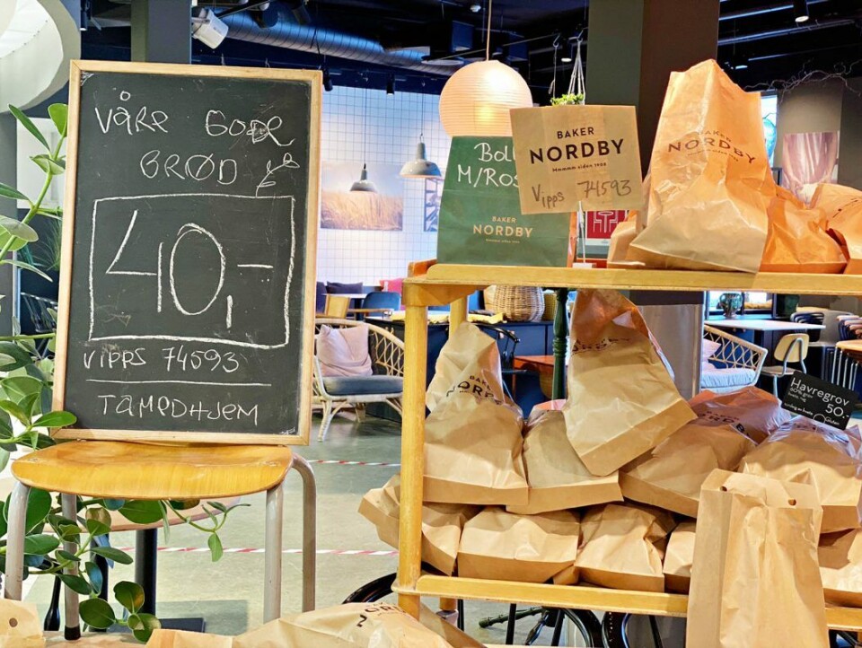 Bakeriutsalgene er gjort om til midlertidige take-away butikker. Kundene forsyner seg selv og vippser betalingen. Bakeriutsalgene er gjort om til midlertidige take-away butikker. Kundene forsyner seg selv og vippser betalingen.