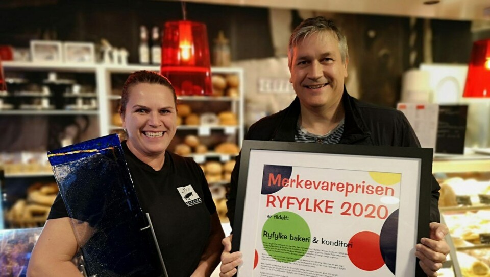 MERKEVAREPRIS: Prisvinnar Gunvor Fiskå i Ryfylke bakeri og konditori og styreleiar i Ryfylkealliansen Helge Kjellevold.