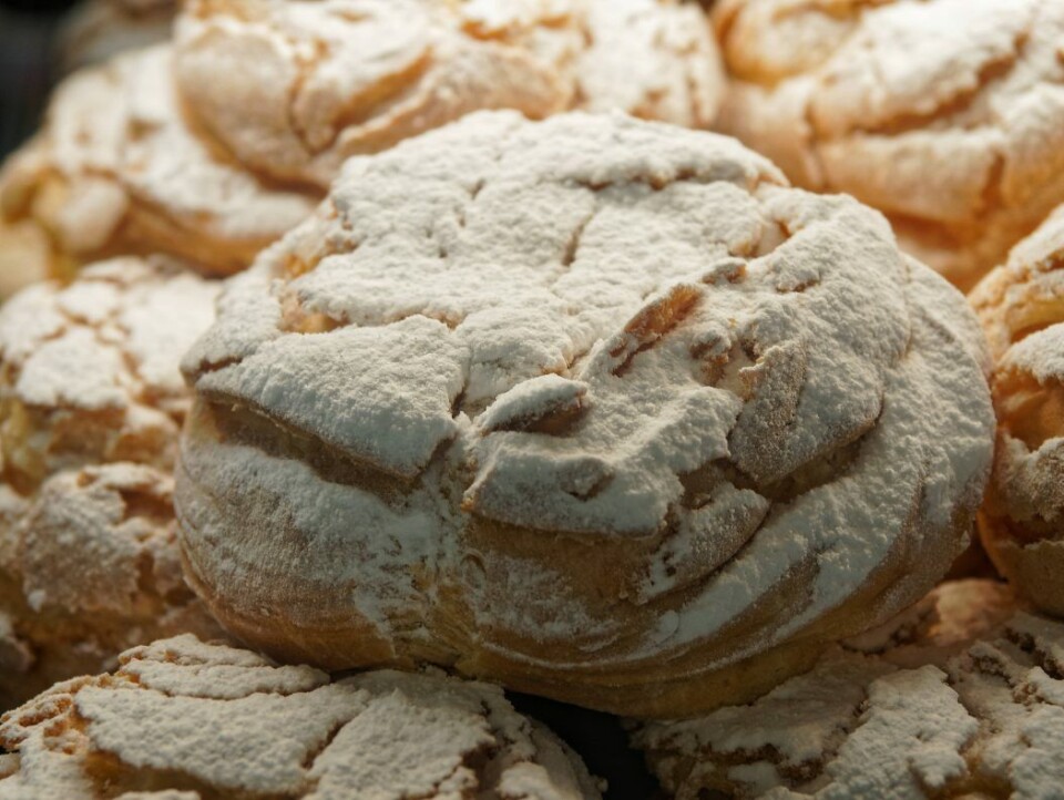 Mariaboller i disken på bakeriutsalget. Mariaboller i disken på bakeriutsalget.