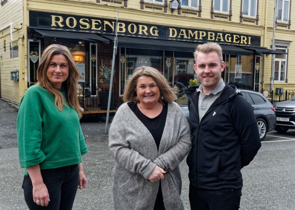 Kristi (fra venstre), Heidi og Magnus Helgesen holder familiebedriften i hevd.