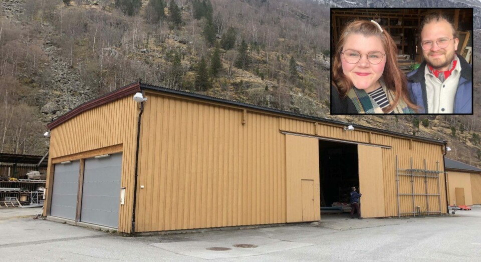 Mariell Øyre og Jostein Avdem Fretland bygger om en lagerhall til bakeri og vil lokke folk til å stoppe selv om de ikke ser Gamle Lærdalsøyri fra veien. Mariell Øyre og Jostein Avdem Fretland bygger om en lagerhall til bakeri og vil lokke folk til å stoppe selv om de ikke ser Gamle Lærdalsøyri fra veien.
