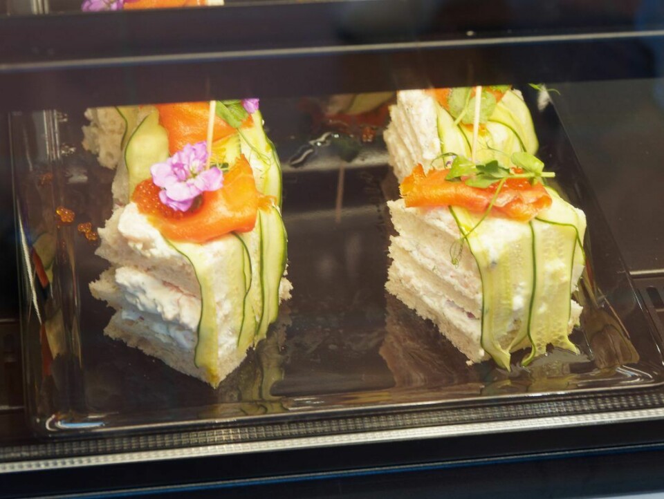 Smörgåstårta og andre svenskinspirerte tilbud står i disken og på menyen.