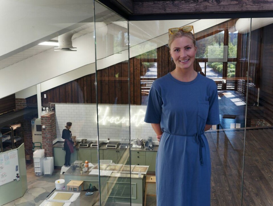 Fra utsiktshjørnet har Stephanie Henning og de besøkende utsikt rett inn på sjokoladeproduksjonen. Fra utsiktshjørnet har Stephanie Henning og de besøkende utsikt rett inn på sjokoladeproduksjonen.