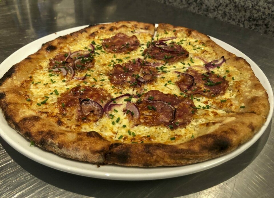 Kveitemjøl bakeri selger nå pizza på norske råvarer, og surdeig. denne pizzaen er toppet med fennikel salami og løk.