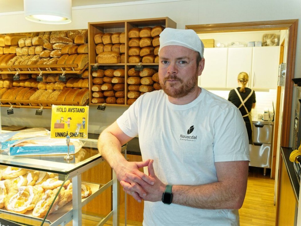 Ole John Berntsen i Naustdal Dampbakeri Berntsen sier de økte kostnadene foreløpig ikke får store konsekvenser for bedriftens økonomi.