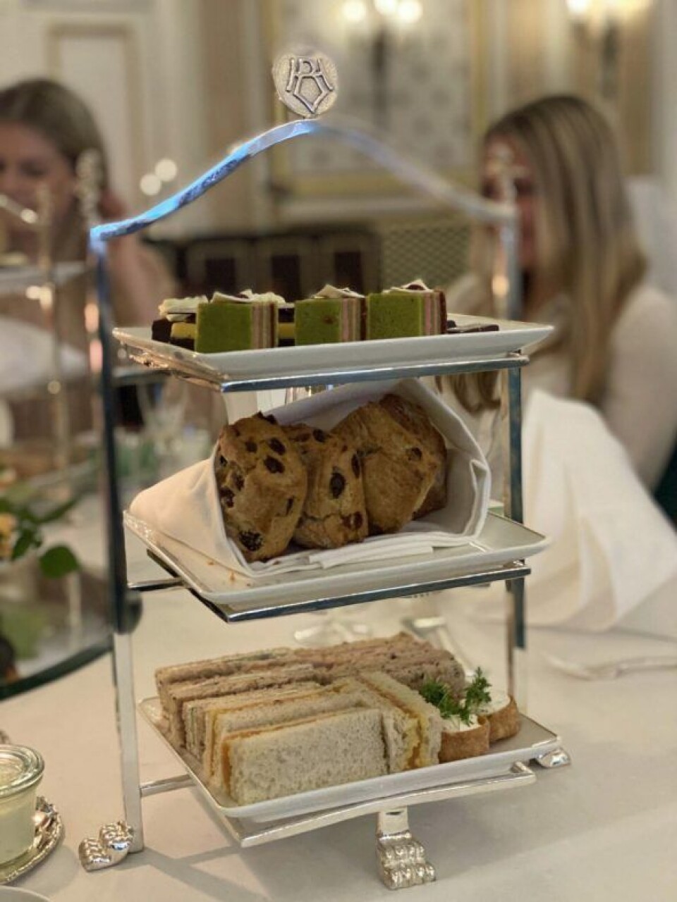 De tre etasjene på afternoon tea-fatet er en perfekt match til de tre delene av Aanerud Bakeri.