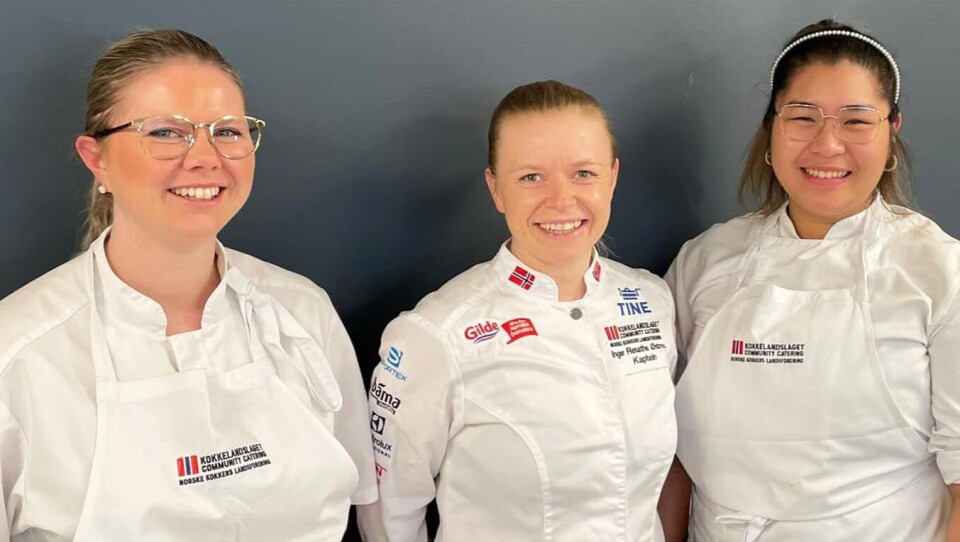 Vilde Strandos (t.v.) er ny deltaker på De Norske Kokkelandslagene Community Catering. Her sammen med kaptein Inger Renathe Østmo (midten) og Siriyaporn “Mymint” Rithisirikrerg.