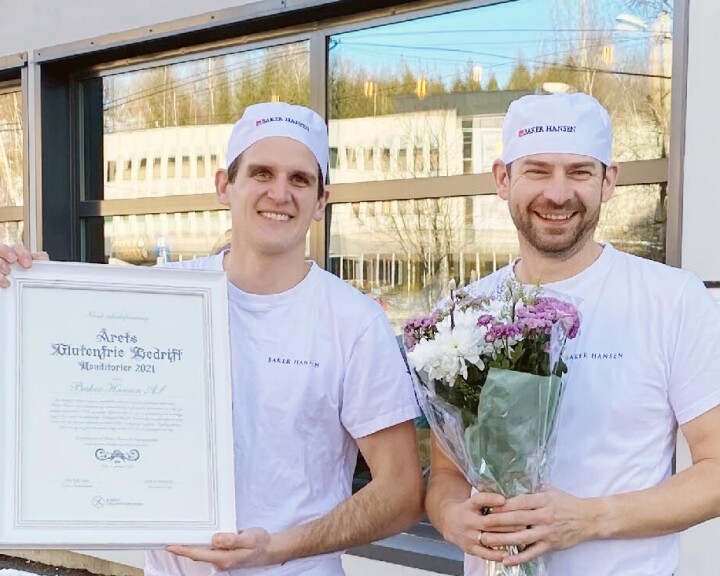 Baker Hansen er kåret til årets glutenfrie konditori 2021 av Norsk cøliakiforening. Bakeriet kan notere seg for en driftsmargin på nesten 30 prosent i 2023. Fra venstre: Magnus Hals, ansvarlig for den glutenfrie avdelingen i Baker Hansen sammen med Michael Birkbak Gythri, glutenfri bakemester.