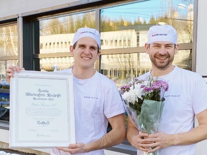Magnus Hals (til venstre) som har vært ansvarlig for den glutenfrie avdelingen i Baker Hansen, blir ny daglig leder i Baker Hansen AS. Her står han sammen med Michael Birkbak Gythri, glutenfri bakemester, etter at de ble kåret til Årets Glutenfrie bedrift i 2021.