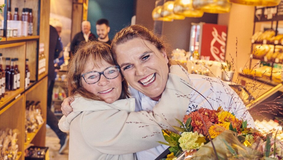 I bakeriet var det stinn brakke under prisutdelingen til Årets Bakeri 2021. Etterpå et vanket det mange klemmer til Gunvor Fiske fra kundene. I bakeriet var det stinn brakke under prisutdelingen til Årets Bakeri 2021. Etterpå et vanket det mange klemmer til Gunvor Fiske fra kundene.
