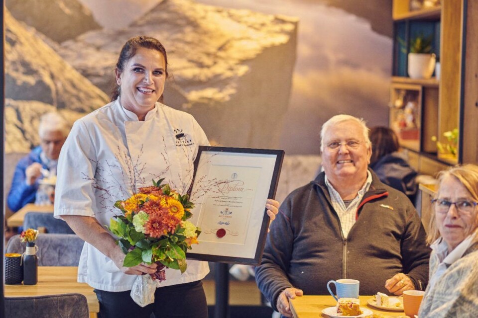 Gunvor Fiskå i Ryfylke Bakeri og Konditori hadde inviterte kundene sine til feiringen om hun skulle vinne, og spanderte kaffe og kaker.