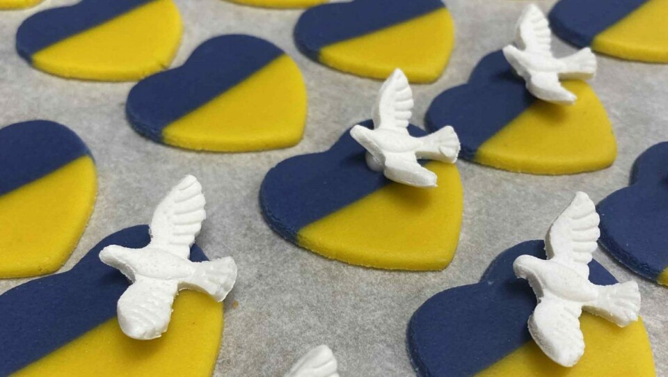I tillegg til å selge fastelavnsboller til inntekt for Ukraina, har Aanerud Bakeri vist sin støtte ved å pynte enkelte kaker med slike marsipanhjerter.