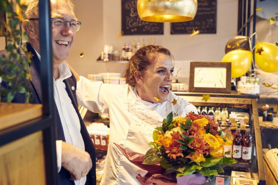 Jubelen stod i taket da hos Ryfylke Bakeri og Konditori da de ble kåret som vinner av Årets Bakeri 2021. Her en glad vinner sammen med BKLF-direktør Gunnar Bakke som delte ut prisen. Jubelen stod i taket da hos Ryfylke Bakeri og Konditori da de ble kåret som vinner av Årets Bakeri 2021. Her en glad vinner sammen med BKLF-direktør Gunnar Bakke som delte ut prisen.
