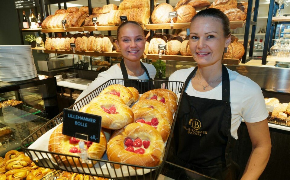 Vilde Blegen (til venstre) og Gro-Eva Owren byr blant annet på bakeriets egne lillehammerboller.
