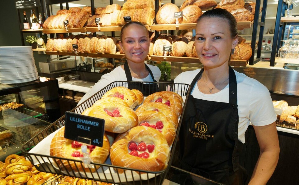 Vilde Blegen (til venstre) og Gro-Eva Owren byr blant annet på bakeriets egne lillehammerboller. Vilde Blegen (til venstre) og Gro-Eva Owren byr blant annet på bakeriets egne lillehammerboller.