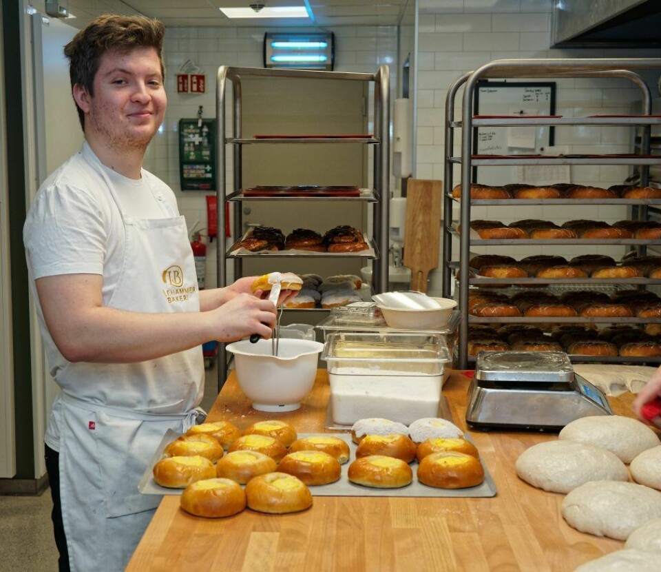 Konditor Markus Solvang konsentrerer seg om kaker som kan lages i stort volum: Lillehammer Bakeri kommer ikke til å satse på marsipankaker og napoleonskaker.