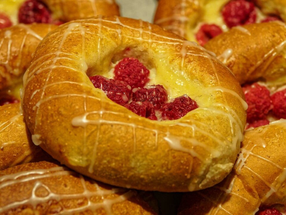 Lillehammerbollene er baker Hans Hesthagens egen bolleoppskrift, med vaniljekrem og bringebær fra Øyer.