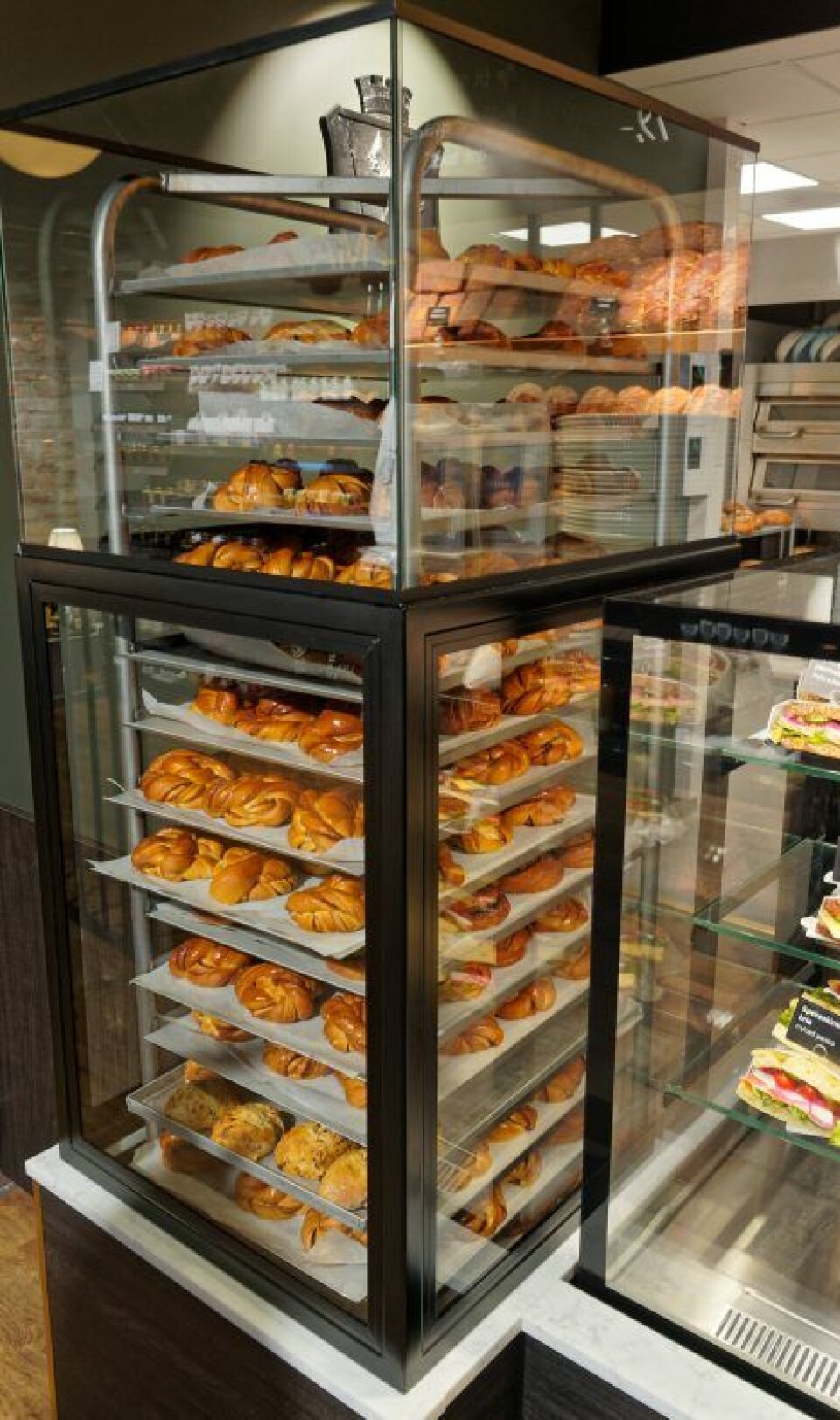 Varer selger varer. Disken har plass til en hel tralle for å vise at her bakes det, og det bakes nok. Varer selger varer. Disken har plass til en hel tralle for å vise at her bakes det, og det bakes nok.