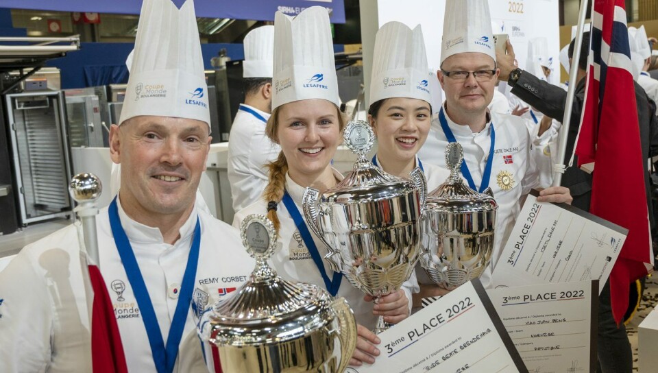 Det norske bronselaget består av Rémy Corbet, Trude Beate Brendehaug, Xiao Juan Peng. og trener Kjetil Dale Aas.