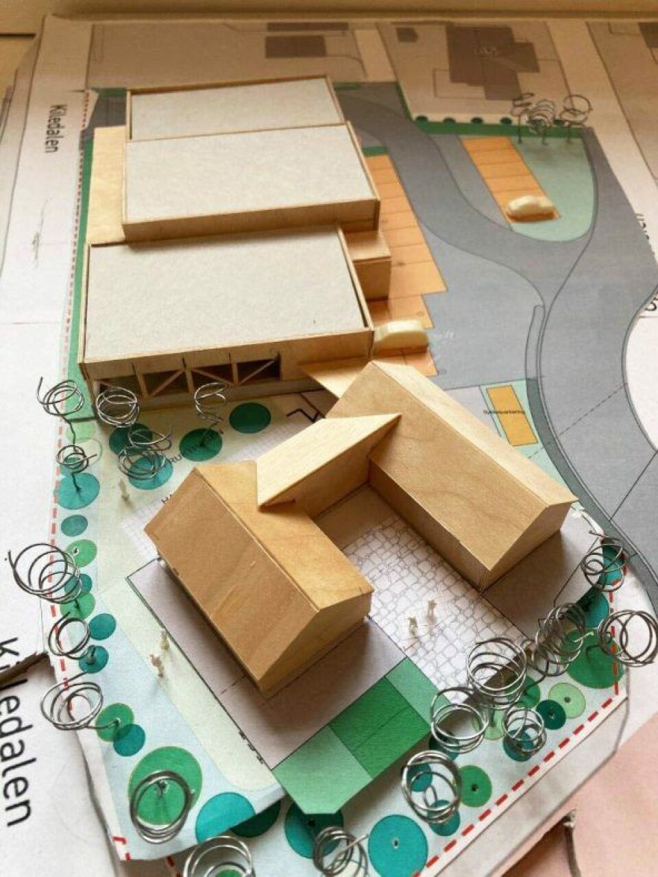 Det nye bakeriet ruver godt i forholdt til dagens bygningsmasse. Det nye bakeriet ruver godt i forholdt til dagens bygningsmasse.