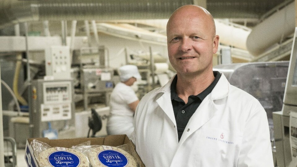 DRØMMER OM LEFSER: Per Wilhelm Klevenberg i Engers Lefsebakeri tenker på lefser døgnet rundt i disse tider før jul.