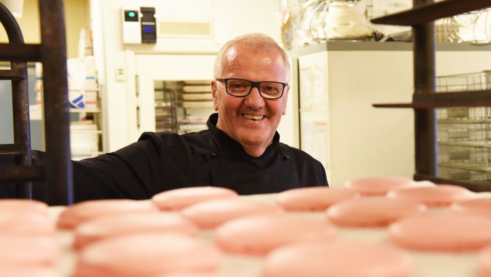 Geir Voll i Romsøes Conditori smiler igjen etter tøffe måneder der han en stund fryktet at livsverket ville gå i knas. Geir Voll i Romsøes Conditori smiler igjen etter tøffe måneder der han en stund fryktet at livsverket ville gå i knas.