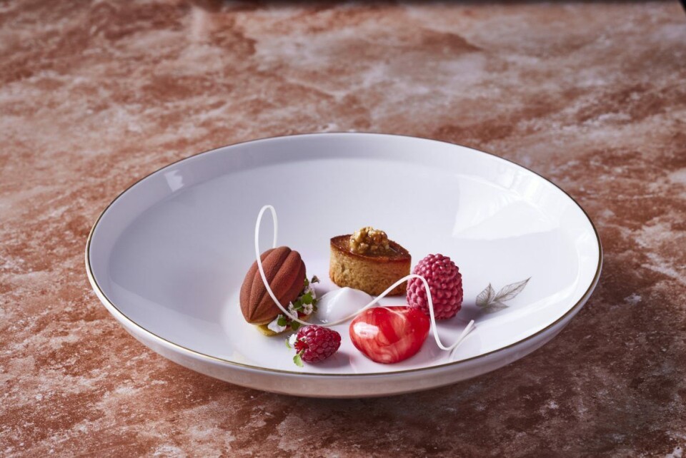 De Norge Kokkelandslagene Junior sin dessert i Chefs Table on fire i VM. De Norge Kokkelandslagene Junior sin dessert i Chefs Table on fire i VM.
